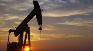 El petróleo extiende pérdidas por inesperado aumento de inventarios y tensiones en la oferta de la OPEP+